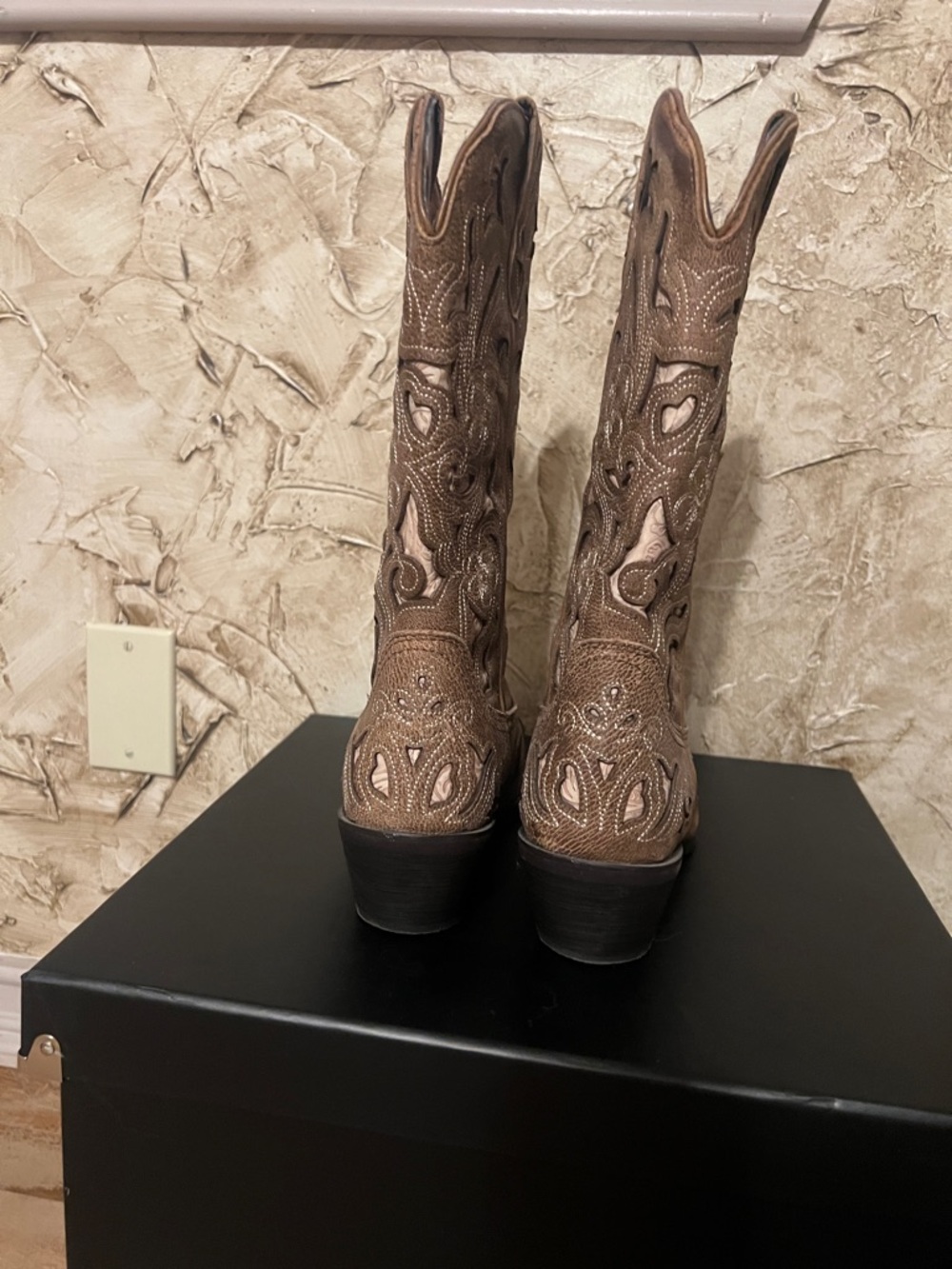 Laredo Brown Embroidered Western Boots. - Picture 4 of 8